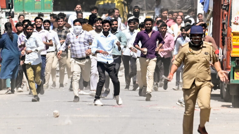 नोएडा फेस-2 में श्रमिकों का उग्र प्रदर्शन, वेतन वृद्धि को लेकर बढ़ा बवाल