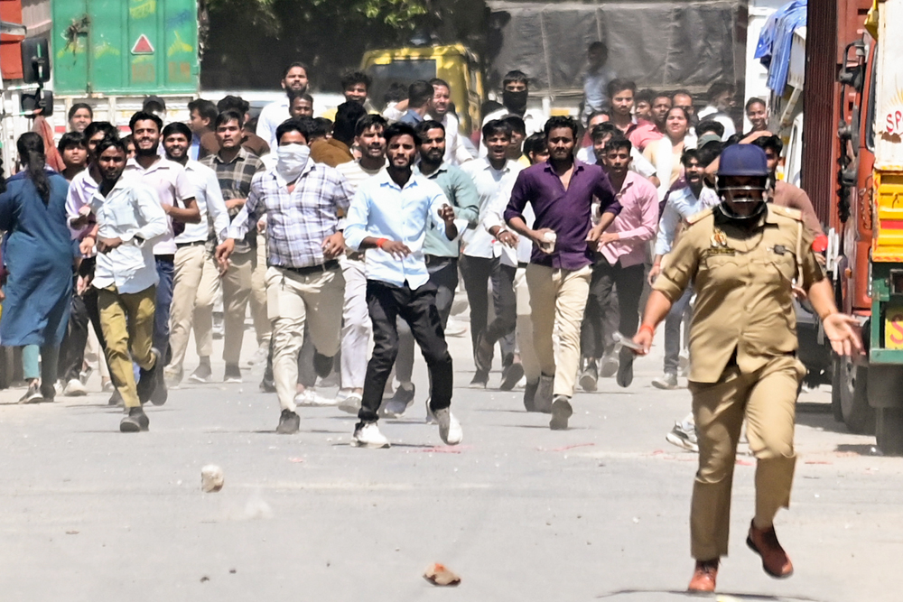 नोएडा फेस-2 में श्रमिकों का उग्र प्रदर्शन, वेतन वृद्धि को लेकर बढ़ा बवाल