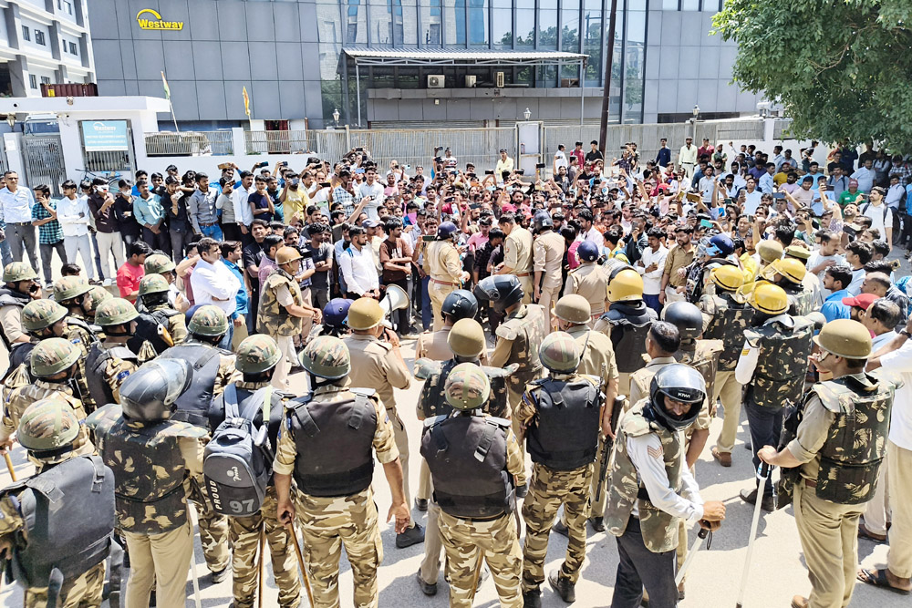 नोएडा में फैक्ट्रियों के खुलते ही फिर श्रमिकों का हंगामा, सुरक्षा के कड़े इंतजाम