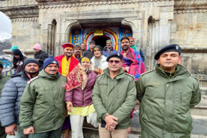बद्रीनाथ धाम में कैलाश खेर ने छेड़े भक्ति के सुर, झूम उठे श्रद्धालु