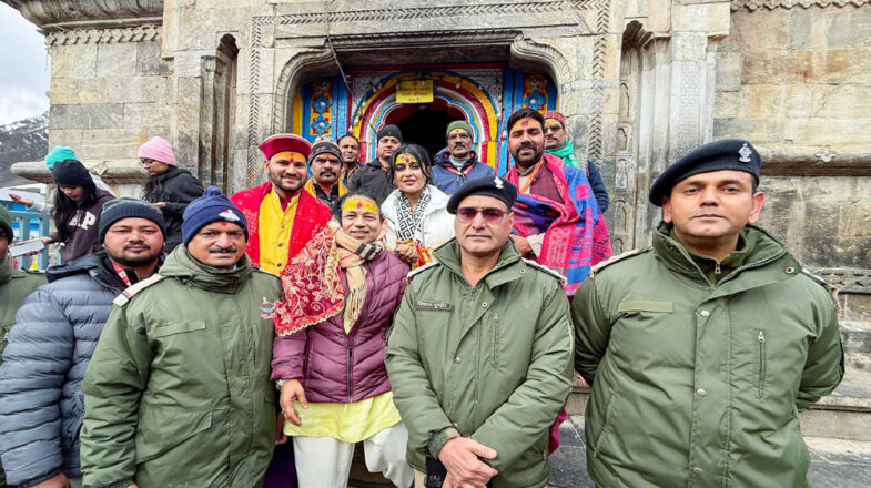 बद्रीनाथ धाम में कैलाश खेर ने छेड़े भक्ति के सुर, झूम उठे श्रद्धालु