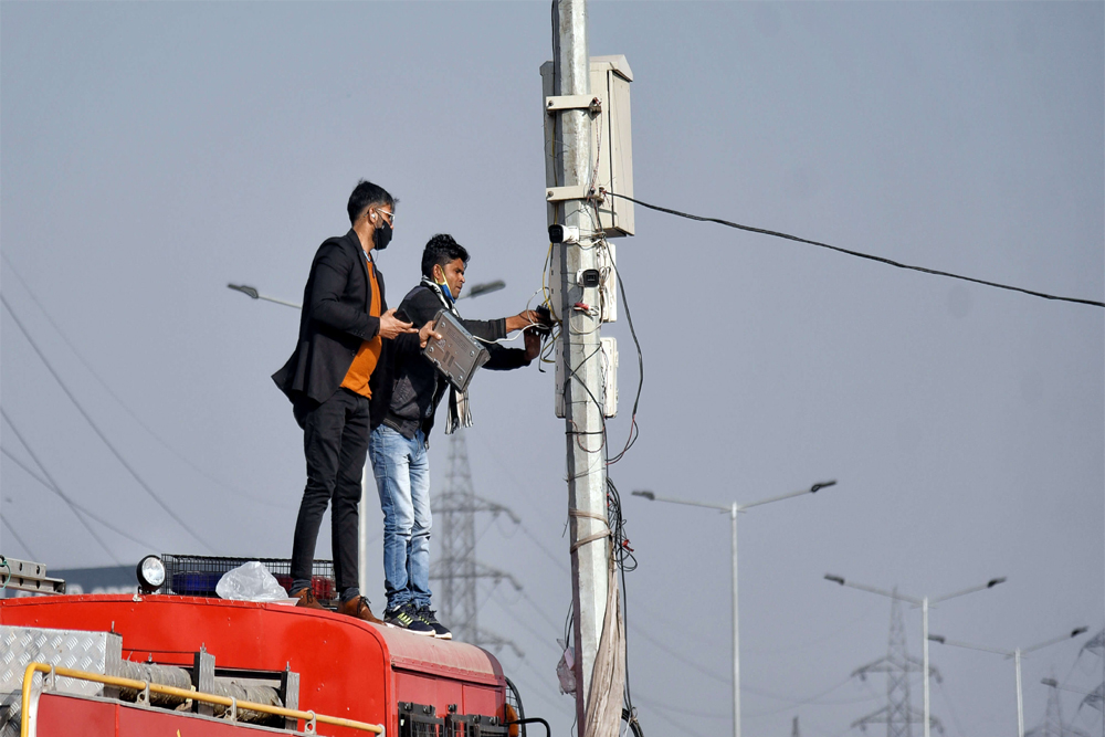 सीसीटीवी लगाओ, उतारो और फिर लगाओ