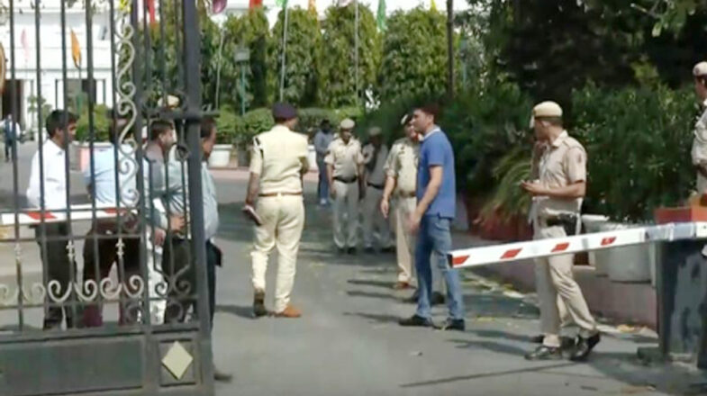 दिल्ली विधानसभा परिसर के हाई-सिक्योरिटी गेट को तोड़कर घुसी कार