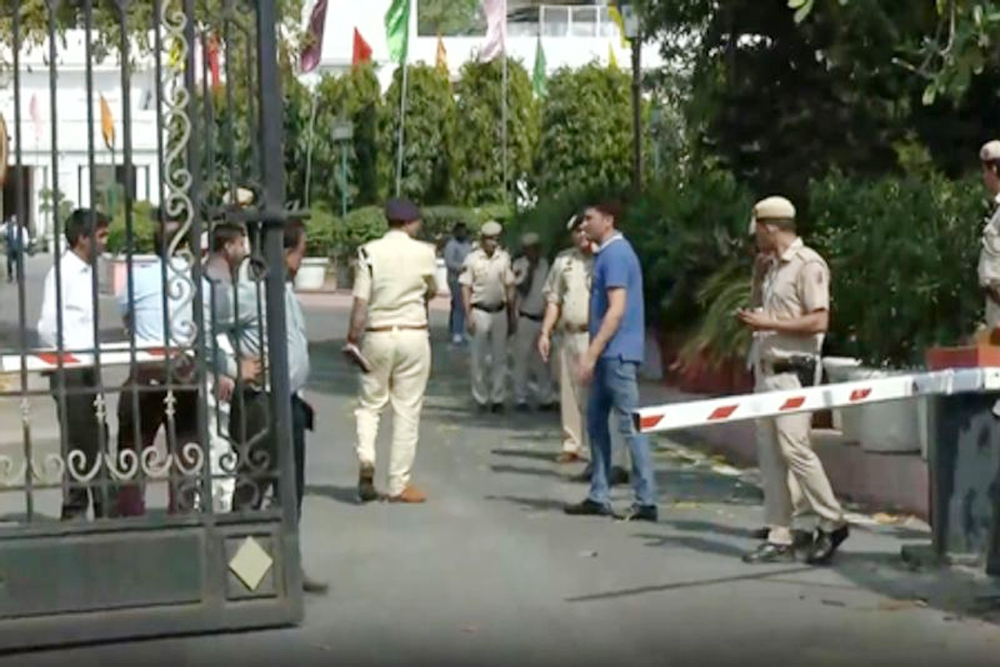 दिल्ली विधानसभा परिसर के हाई-सिक्योरिटी गेट को तोड़कर घुसी कार