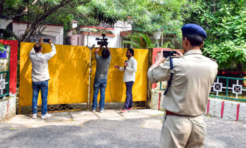 चुनाव के दौरान छापा और उम्मीदवारों को नोटिस