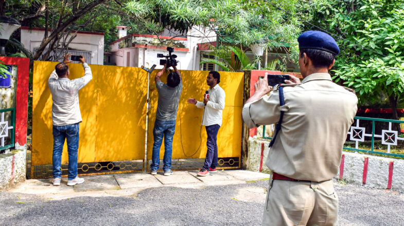 चुनाव के दौरान छापा और उम्मीदवारों को नोटिस