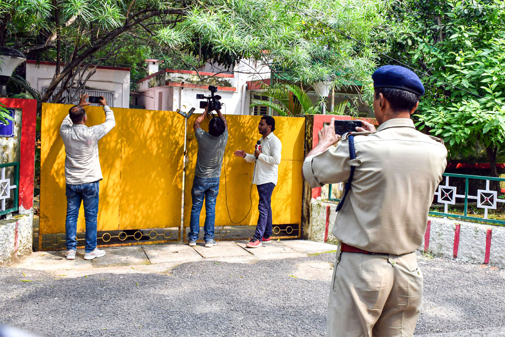 चुनाव के दौरान छापा और उम्मीदवारों को नोटिस