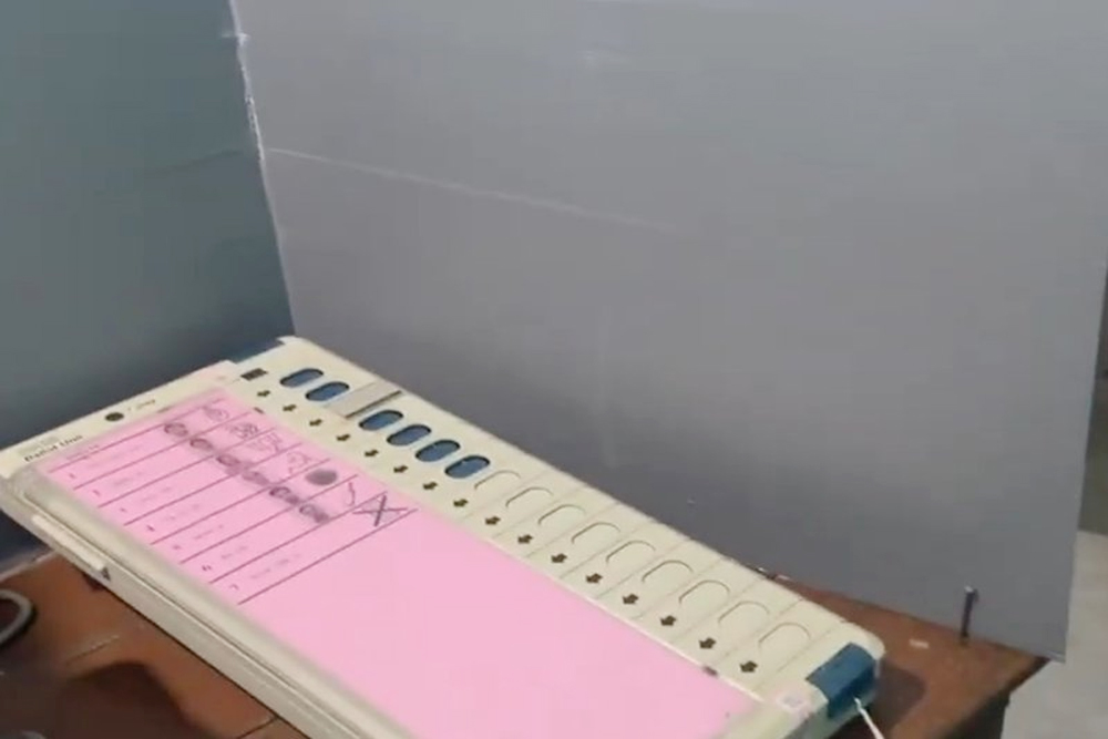 बंगाल चुनाव: फाल्टा में वोटिंग के बीच ईवीएम से छेड़छाड़