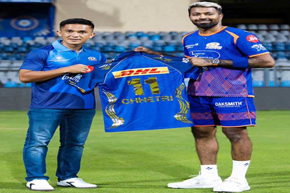 हार्दिक पांड्या ने सुनील छेत्री को भेंट की एमआई की जर्सी