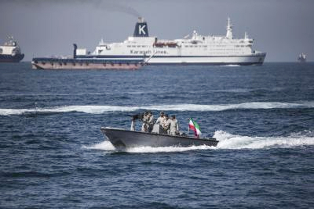 होर्मुज जलडमरूमध्य में जहाजों की आवाजाही रुकी, वैश्विक कच्चे तेल की कीमतों में बढ़ोतरी