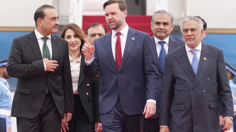 पाकिस्तान में बातचीत से पहले ईरानी स्पीकर ने मिनाब हमले के पीड़ितों को दी श्रद्धांजलि