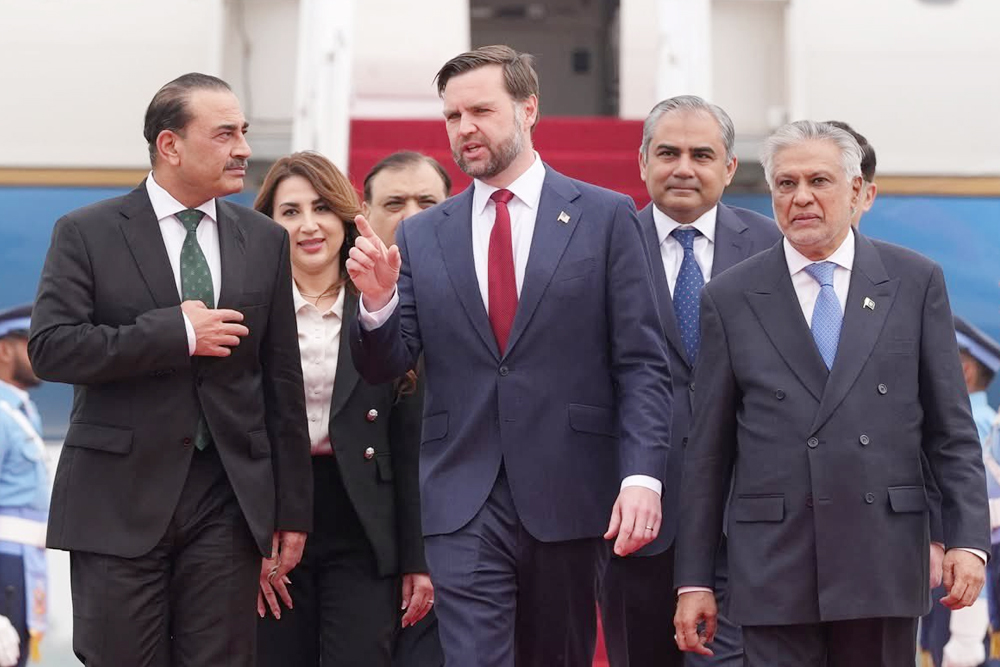 पाकिस्तान में बातचीत से पहले ईरानी स्पीकर ने मिनाब हमले के पीड़ितों को दी श्रद्धांजलि