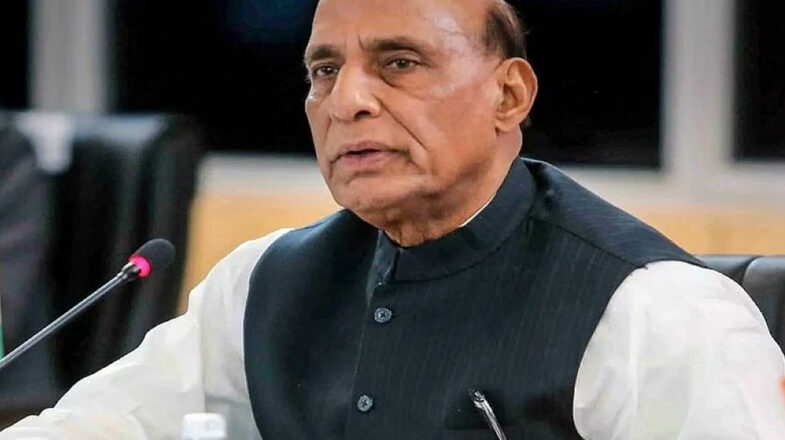 लोकसभा में नेता प्रतिपक्ष राहुल गांधी को माफी मांगनी चाहिए : राजनाथ सिंह