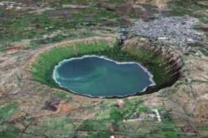 महाराष्ट्र का 50 हजार साल पुराना लोनार झील, जहां रहस्यमयी ढंग से बदलता है पानी का रंग