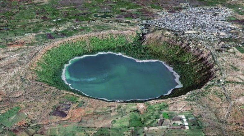 महाराष्ट्र का 50 हजार साल पुराना लोनार झील, जहां रहस्यमयी ढंग से बदलता है पानी का रंग