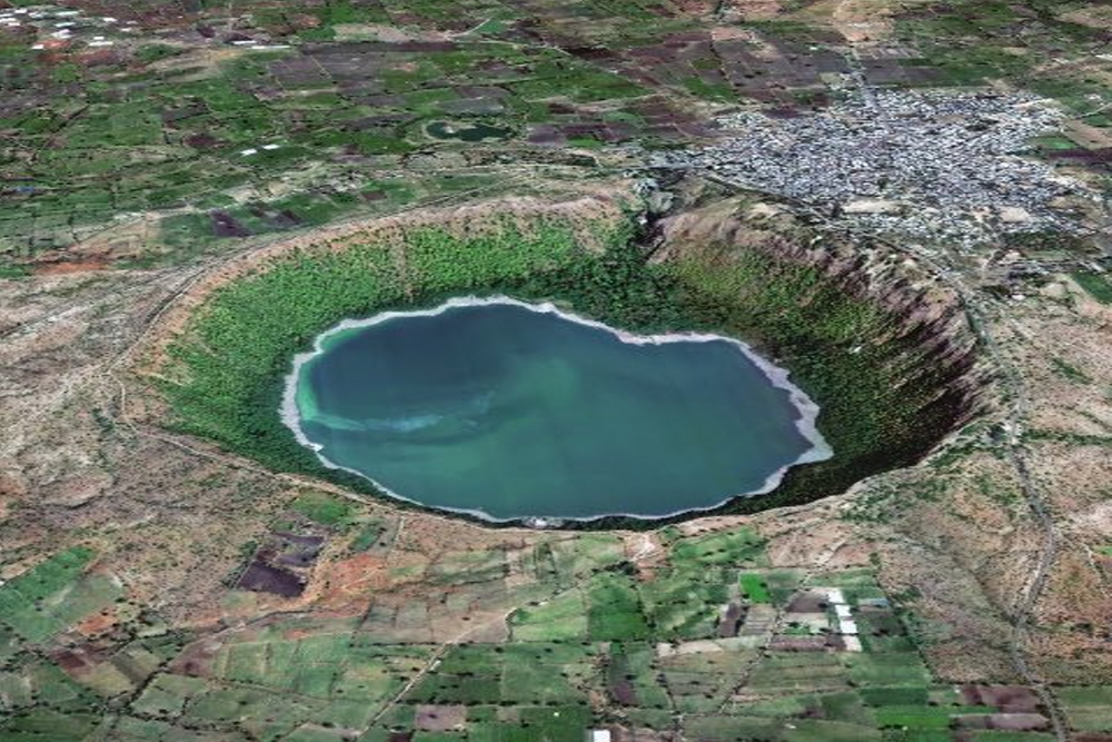 महाराष्ट्र का 50 हजार साल पुराना लोनार झील, जहां रहस्यमयी ढंग से बदलता है पानी का रंग