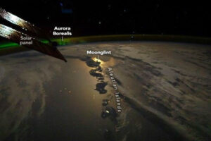 चांद की रोशनी का मैजिक ‘मूनग्लिंट’, जानें कब बनता है यह प्रतिबिंब?