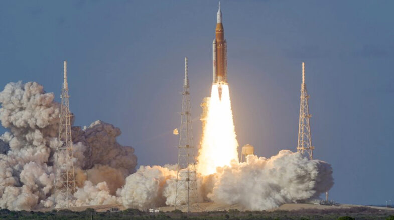 आर्टेमिस II मिशन में पहली बार आईफोन लेकर चांद की ओर रवाना हुए नासा के अंतरिक्ष यात्री