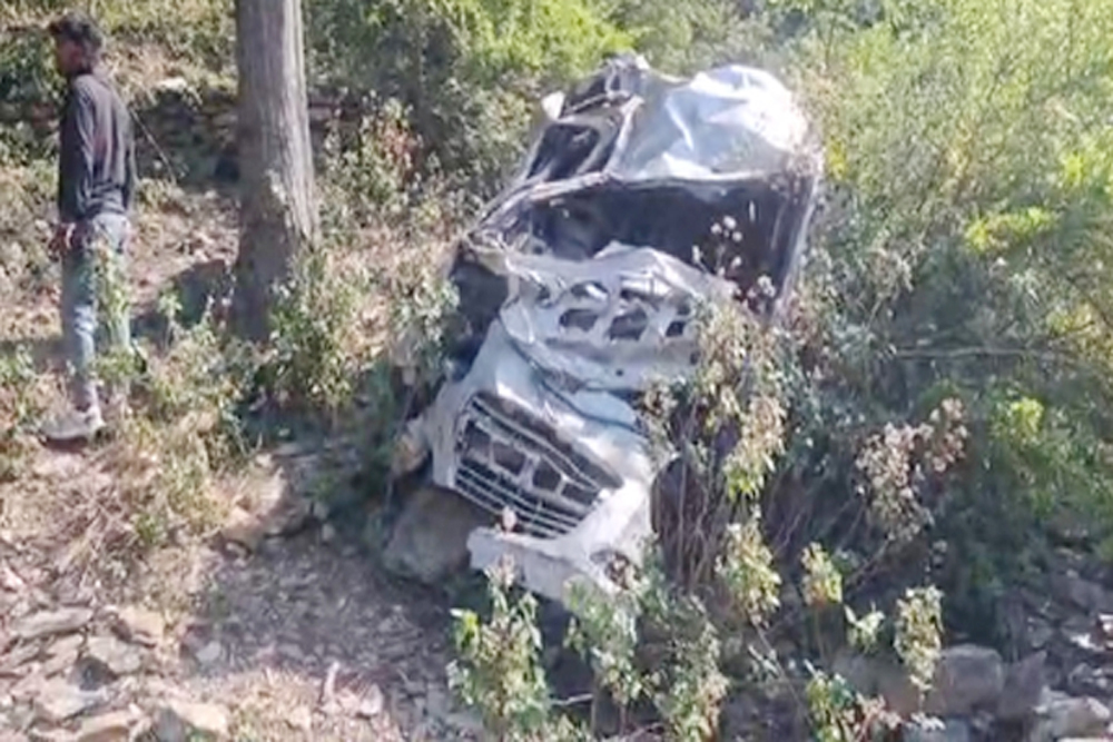 उत्तराखंड : टिहरी गढ़वाल में चंबा-कोटी रोड पर वाहन खाई में गिरा, 8 की मौत