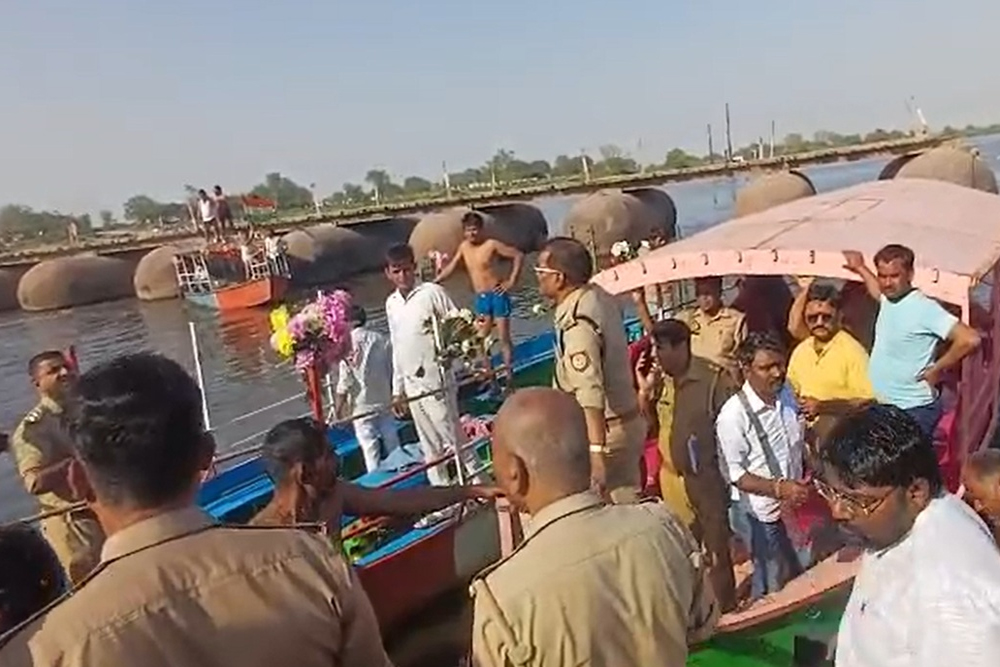 वृंदावन: यमुना नदी में पलटी नाव, 6 पर्यटकों की मौत