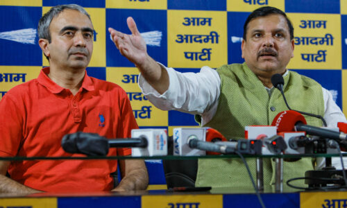 पार्टी छोड़ने वाले सांसदों की शिकायत करेगी आप