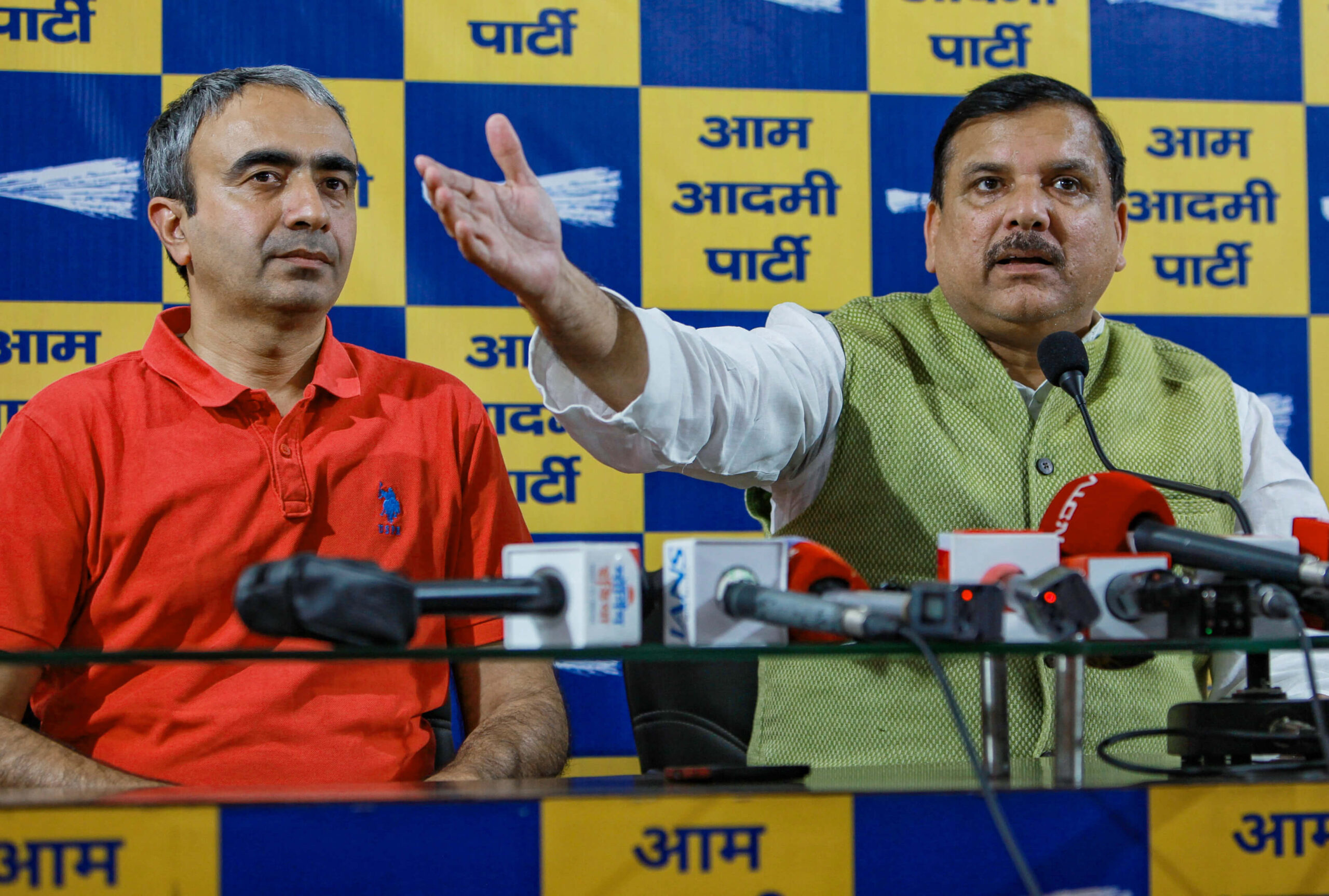 पार्टी छोड़ने वाले सांसदों की शिकायत करेगी आप