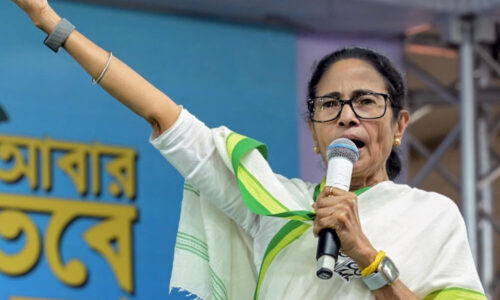 मतदान से पहले असहाय ममता