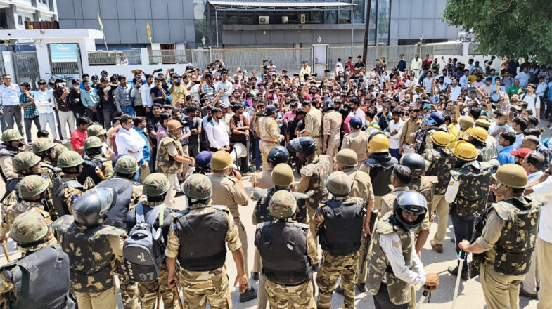 सड़कों पर छलका असंतोष