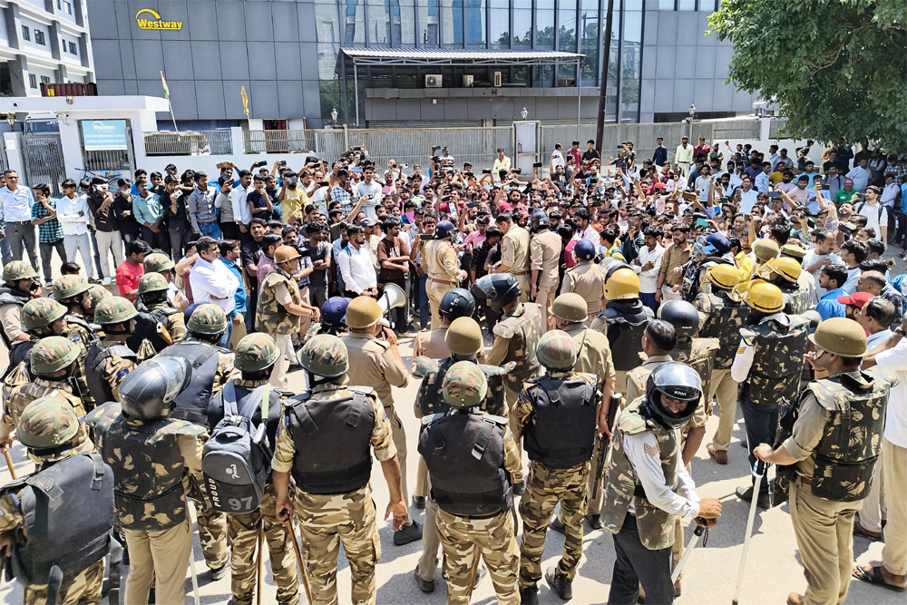 सड़कों पर छलका असंतोष