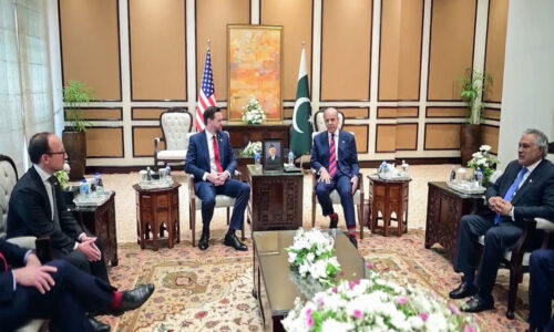 इस्लामाबाद में टूटी बात