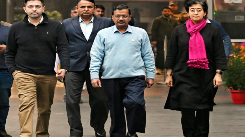 आप पार्टी का झगड़ा लोकतंत्र की परीक्षा