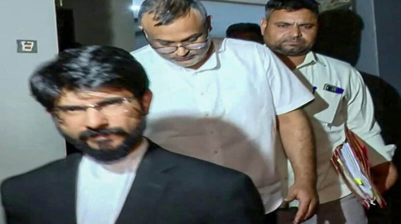 चुनाव से पहले ममता के प्रबंधक की गिरफ्तारी