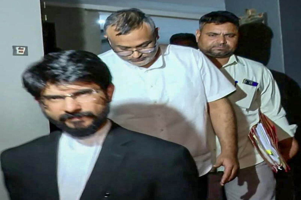 चुनाव से पहले ममता के प्रबंधक की गिरफ्तारी