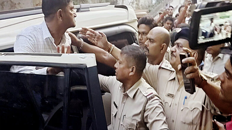 हिंसा, अव्यवस्था के भंवर में बंगाल