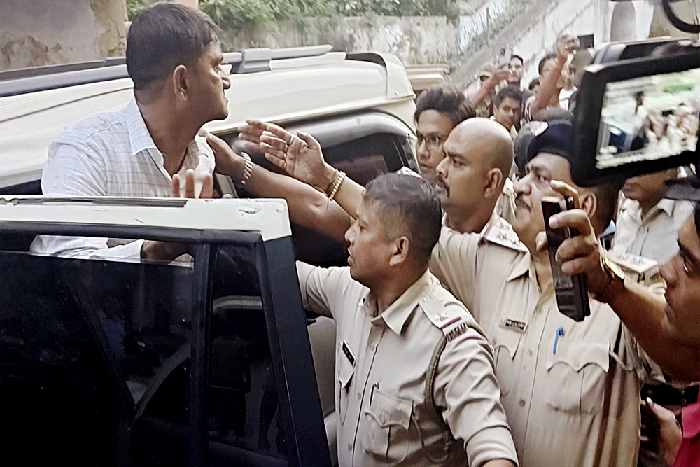 हिंसा, अव्यवस्था के भंवर में बंगाल