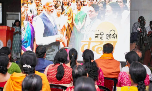 सरकारी पार्टी का देश भर में प्रदर्शन