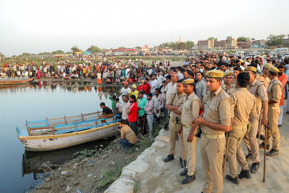 वृंदावन में यमुना में नाव डूबी, 10 की मौत