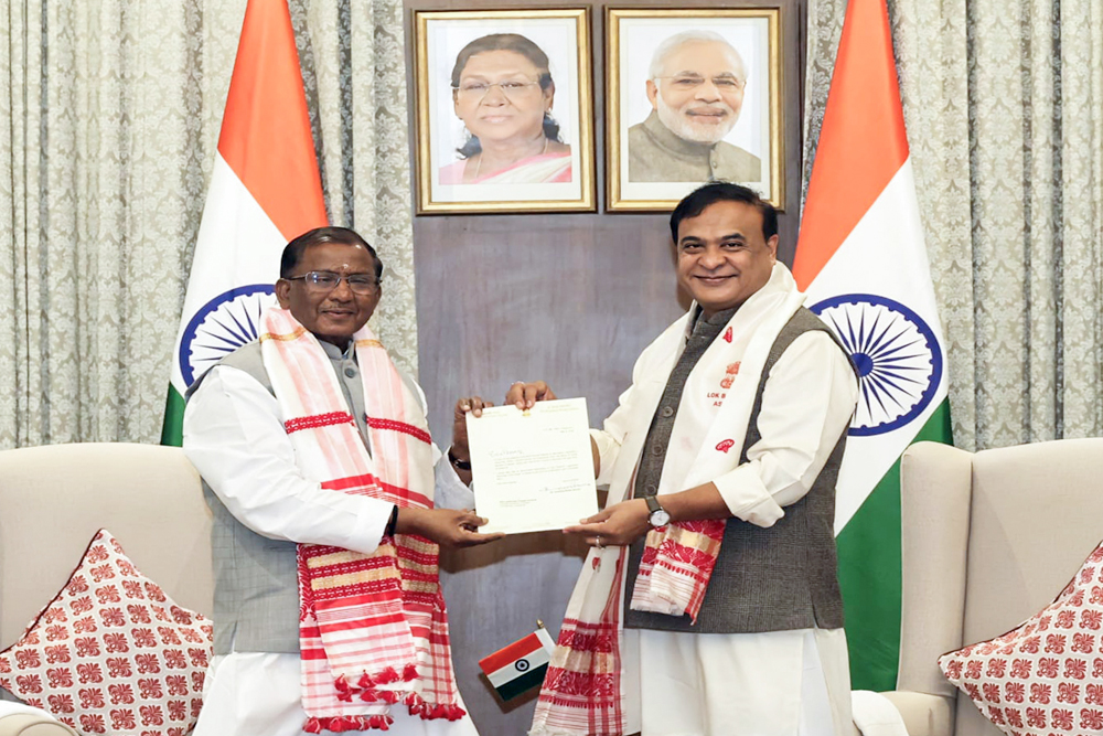 हिमंता बिस्वा सरमा ने दिया इस्तीफा, नई सरकार के गठन तक रहेंगे कार्यवाहक मुख्यमंत्री