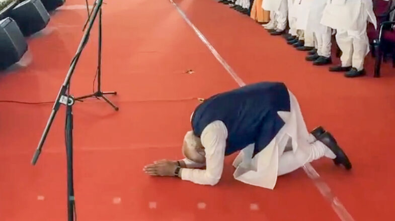 जनशक्ति को नमन : शपथ ग्रहण के मंच पर पीएम मोदी ने साष्टांग प्रणाम कर जताया जनता का आभार