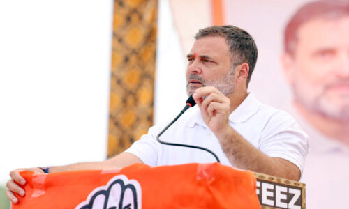 ‘देश में महंगाई, पीएम मोदी मेलोनी को खिला रहे टॉफियां’, राहुल गांधी