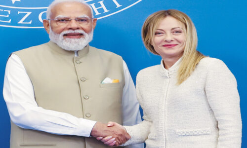 प्रधानमंत्री मोदी ने इटली की पीएम मेलोनी को भेंट की ‘मेलोडी’