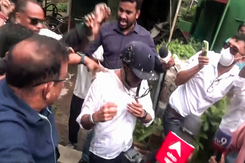 अभिषेक बनर्जी पर फूटा जनता का गुस्सा