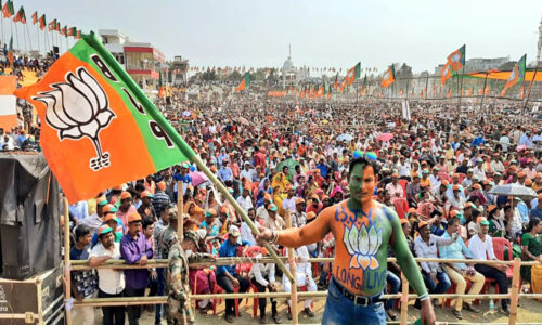 कमल भी अब नीलकमल है! काला है!