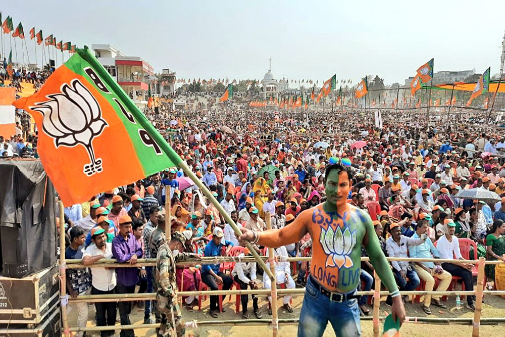 कमल भी अब नीलकमल है! काला है!
