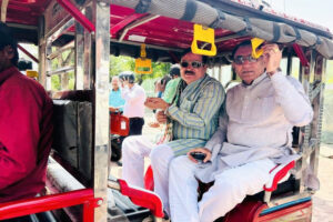 भोपाल: कैबिनेट बैठक में हिस्सा लेने के लिए ई-रिक्शा से पहुंचे मंत्री
