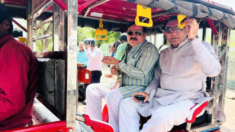 भोपाल: कैबिनेट बैठक में हिस्सा लेने के लिए ई-रिक्शा से पहुंचे मंत्री