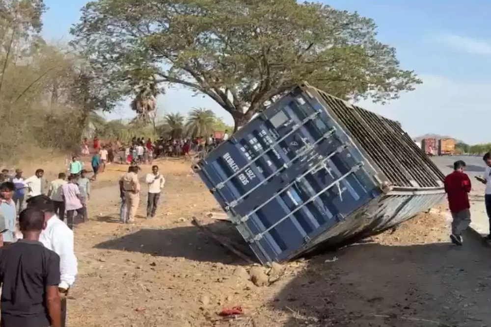 मुंबई-अहमदाबाद हाईवे पर भीषण हादसा, 13 लोगों की मौत