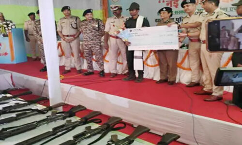 झारखंड में 27 नक्सलियों ने किया आत्मसमर्पण