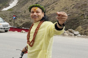 रुद्राक्ष की माला और माथे पर चंदन लगाए बद्रीनाथ धाम पहुंचे कैलाश खेर