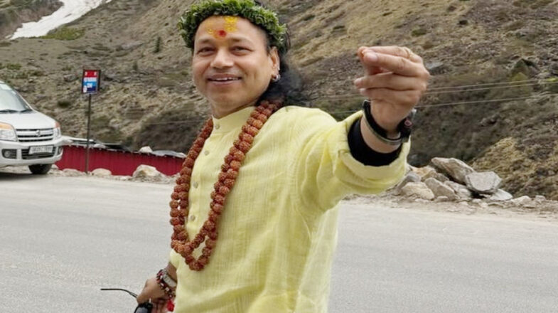 रुद्राक्ष की माला और माथे पर चंदन लगाए बद्रीनाथ धाम पहुंचे कैलाश खेर